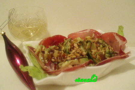 Фото к рецепту: Салат из авокадо с пармской ветчиной