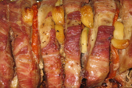 Фото к рецепту: Свинина запеченая с чесноком и помидором