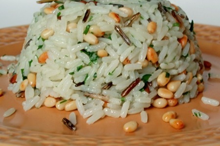 Фото к рецепту: Гарнир из риса с орешками