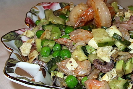 Фото к рецепту: Салат с морепродуктами