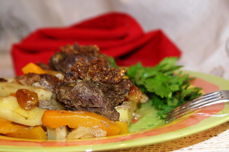 Фото к рецепту: Жаркое из говядины с изюмом и пикантными сухариками