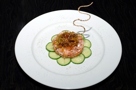 Фото к рецепту: Тар-тар из лосося с сыром маскарпоне