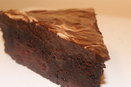 Фото к рецепту: Шоколадный заварной кекс с вишней для шокоголиков