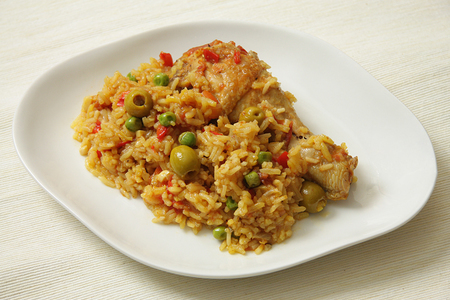 Фото к рецепту: Arroz con pollo – курица с рисом или испанский плов