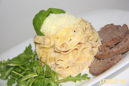 Фото к рецепту: Паста "максимус" с мраморной говядиной, рукколой и соусом из тунца.