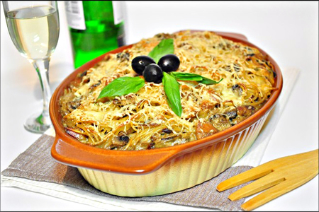 Фото к рецепту: Spaghetti tetrazzini. паста, запечённая с курицей и грибами.