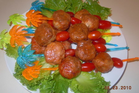 Фото к рецепту: Рыбные шарики из семги на шпажках // для детей