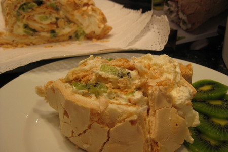 Фото к рецепту: Kiwi meringue roll