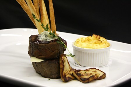 Фото к рецепту: Филе говядины с конфитом из красного лука и суфле из молодого картофеля с семечками фенхеля