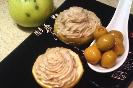 Фото к рецепту: Закуска из сельди с запеченным яблоком