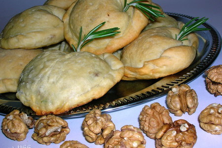 Фото к рецепту: Пирожки - кальцоне супер-мини с сыром и орехами ( + немного с иной начинкой))