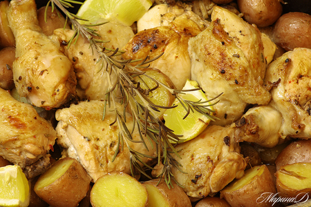 Фото к рецепту: Курица с лимоном, розмарином и картофелем.