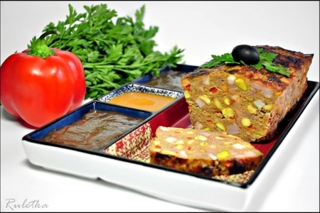 Фото к рецепту: Митлоф (мясной хлеб) с паприкой и двумя соусами.