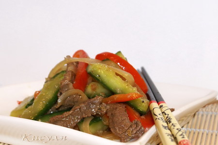 Фото к рецепту: Огурцы с мясом по-корейски