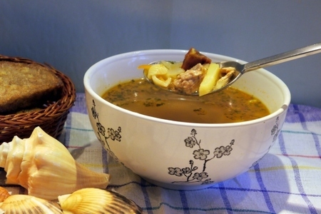 Фото к рецепту: Суп с тунцом, сушеными томатами  и ракушками (из серии „быстрые супы“)