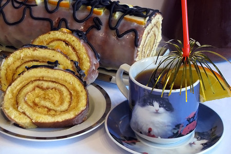 Фото к рецепту: Бисквитный рулет с терпким чаем или все дело в мандарине