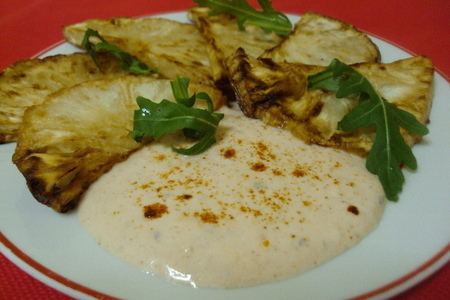 Жареный корневой сельдерей с пикантным йогуртным соусом