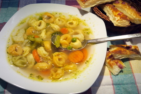 Овощной суп с тортеллини (из серии „быстрые супы“)