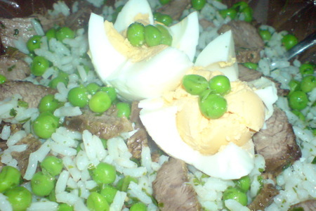 Салат из риса,зелёного горошка и жареной говядины