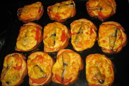 Фото к рецепту: Горячие бутерброды со шпротами, помидором и сыром.