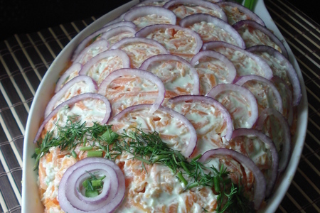 Фото к рецепту: Слоёный салат  с красной рыбой, рисом и овощами