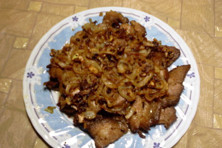 Фото к рецепту: Свинина с луком в соевом соусе ( ну очень быстро, и очень вкусно)