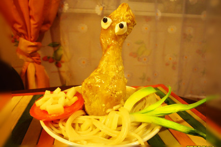 Фото к рецепту: Веселая подача спагетти и куриной ножки)))))
