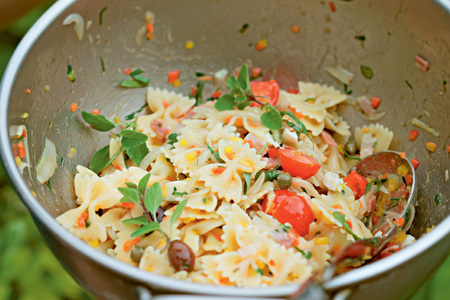 Фото к рецепту: Салат из холодной пасты (insalata di pasta fredda)