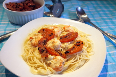Фото к рецепту: Капеллини со сливочными креветками и кофейными томатами
