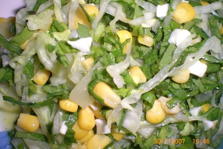 Фото к рецепту: Салат со шпинатом и кукурузой