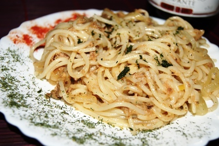 Фото к рецепту: Spaghetti con tonno