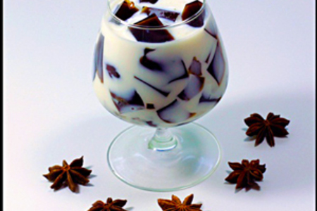 Фото к рецепту: Кубики кофейного желе в молоке