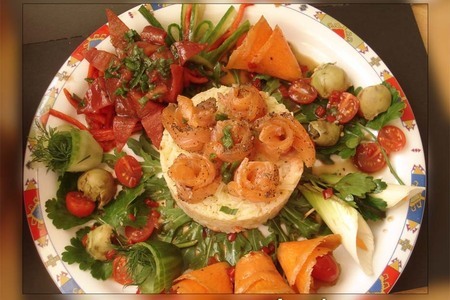 Фото к рецепту: Салат "рис с морепродуктами" с овощными "изысками" в виде украшательств - для влк