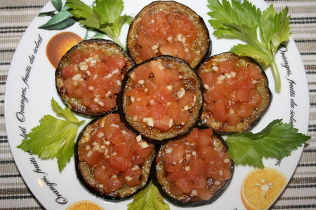 Фото к рецепту: Закуска из баклажан с томатным тартаром