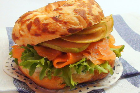 Сэндвич-бублик с сёмгой, грушей и сырным кремом
