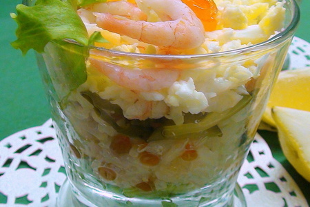 Фото к рецепту: «праздничный» салат с рисом, икрой и креветками.
