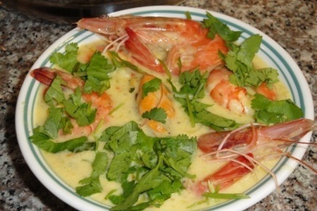 Винный суп с мидиями, креветками и рыбой
