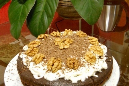 Фото к рецепту: Праздничный тортик с черносливом, шоколадом и орехами
