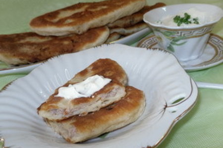 Фото к рецепту: Слоеное тесто на сметанке и лепешки из него