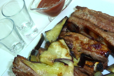 Фото к рецепту: Свиные ребрышки, маринованные в гранатовом соке с мелкорубленными овощами ( подойдет любое мясо)