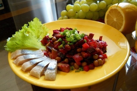 Фото к рецепту: Сочный винегрет с авокадо и селедочкой