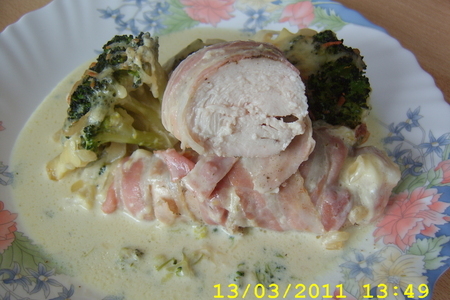 Фото к рецепту: Запеканка с брокколи и куриной грудкой с беконом.