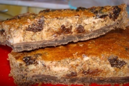 Фото к рецепту: Ореховый пирог с черносливом