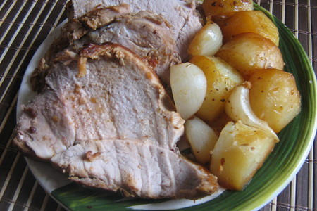 Фото к рецепту: Свинина запечённая в пакете с картофелем.