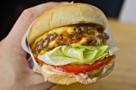 Двойной бургер от компании «in-n-out burger»