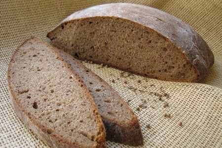 Хлеб из цельнозерновой муки на хмелевой закваске