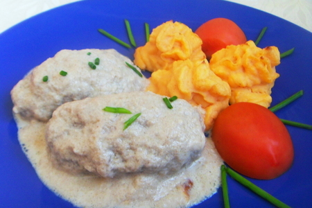 Фото к рецепту: Домашние колбаски с сыром под  сливочно- грибным соусом.