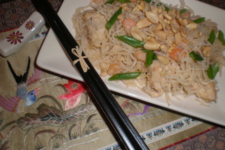 Фото к рецепту: Рисовая вермишель с курицей и креветками