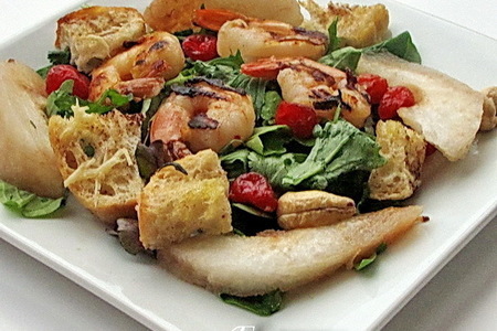 Фото к рецепту: Салат с грушами и креветками