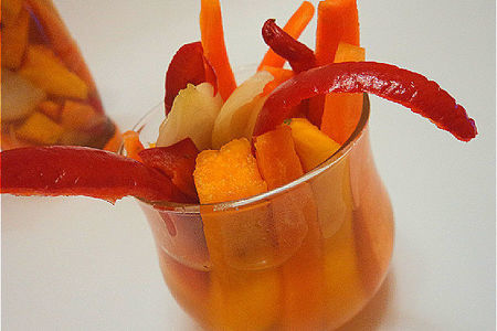 Фото к рецепту: Маринованные овощи "оранжевое настроение"